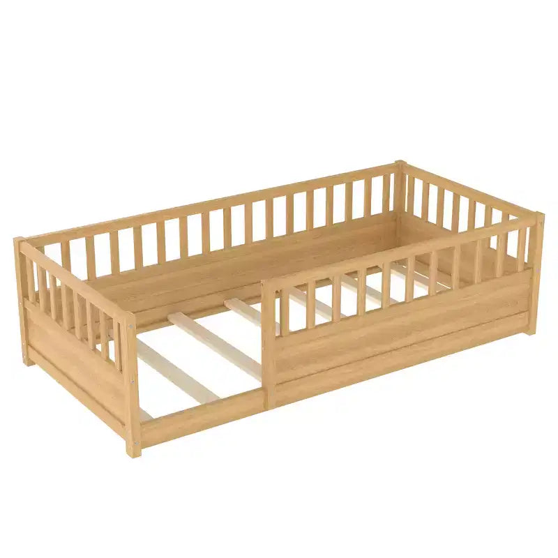 GDFStudio Bodenbett aus Rowan-Kiefernholz mit extra hoher Sicherheitsbarriere