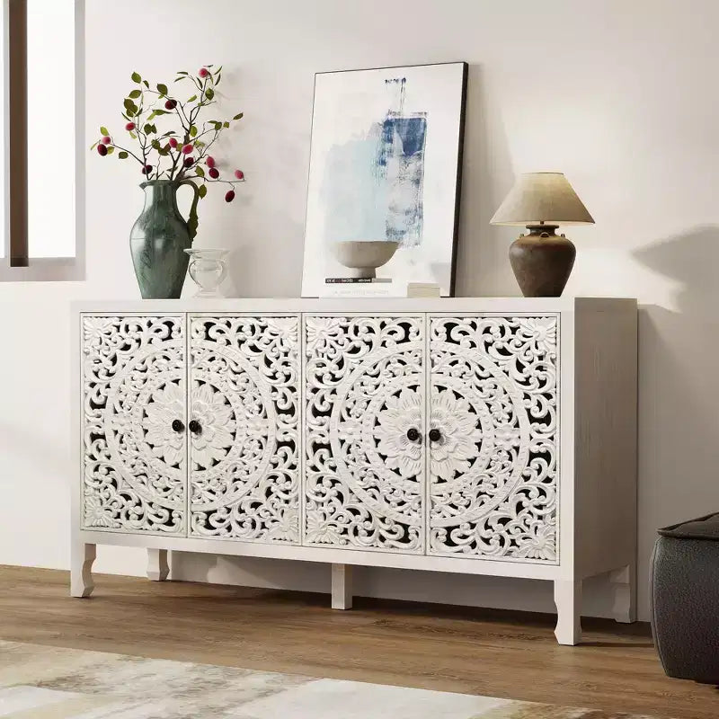 Buffetschrank mit Stauraum, rustikaler Aufbewahrungsschrank mit 4 geschnitzten Türen und verstellbarem Einlegeboden, Sideboard aus Holz als Akzentmöbel