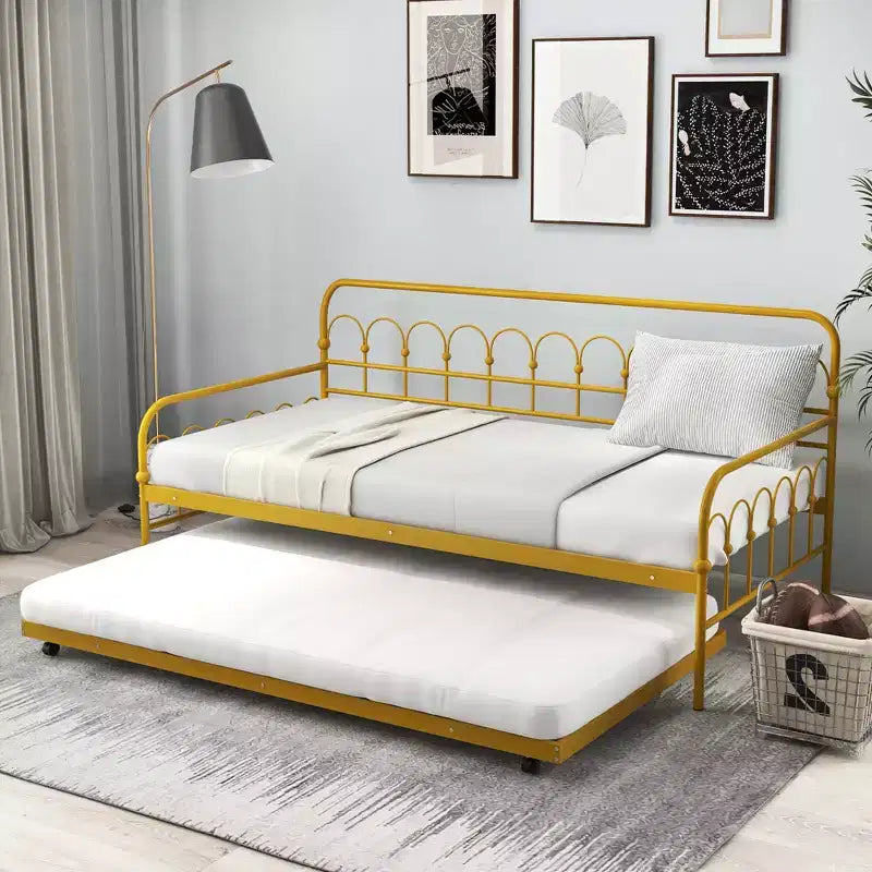 Costway Metall-Tagesbett in Einzelgröße mit ausziehbarem Unterbett, platzloses Schlafsofa, feststellbare Rollen, Gold