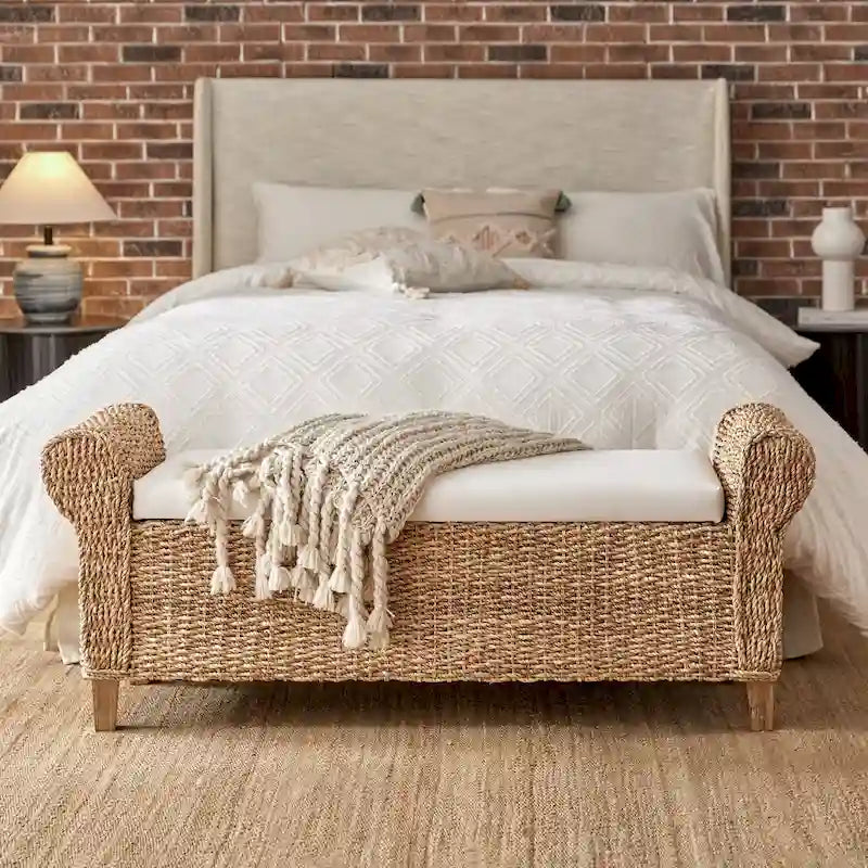 Bab Boho Bauernhaus-Rattan-Aufbewahrungsbank mit durchbrochenen Schnitzereien von HULALA HOME