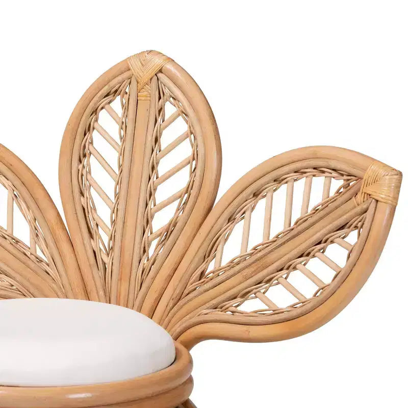 bali & pari Gresham Akzentsessel mit natürlichen Rattanblättern Weiß/Naturbraun: Handgefertigt, mit Schaumstoffpolsterung, keine Montage erforderlich