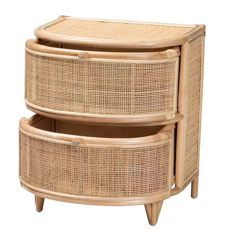 bali & pari Oleta moderner Nachttisch im Boho-Stil aus natürlichem Rattan in Braun mit 2 Schubladen