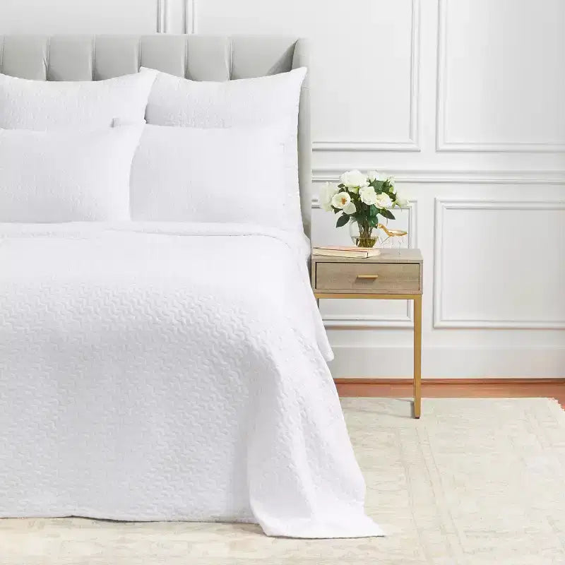 EY Essentials Vance Dove King Matelassé-Bettüberwurf mit geometrischem Chevron-Muster
