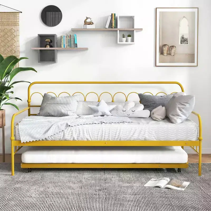 Costway Metall-Tagesbett in Einzelgröße mit ausziehbarem Unterbett, platzloses Schlafsofa, feststellbare Rollen, Gold
