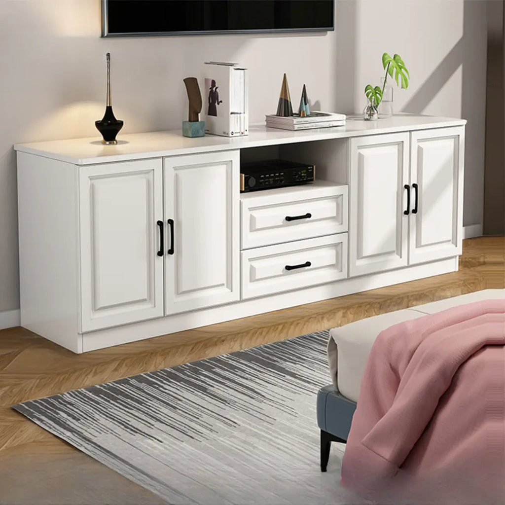 Moderner weißer TV-Schrank aus Holz mit Stauraum und Kabelmanagement