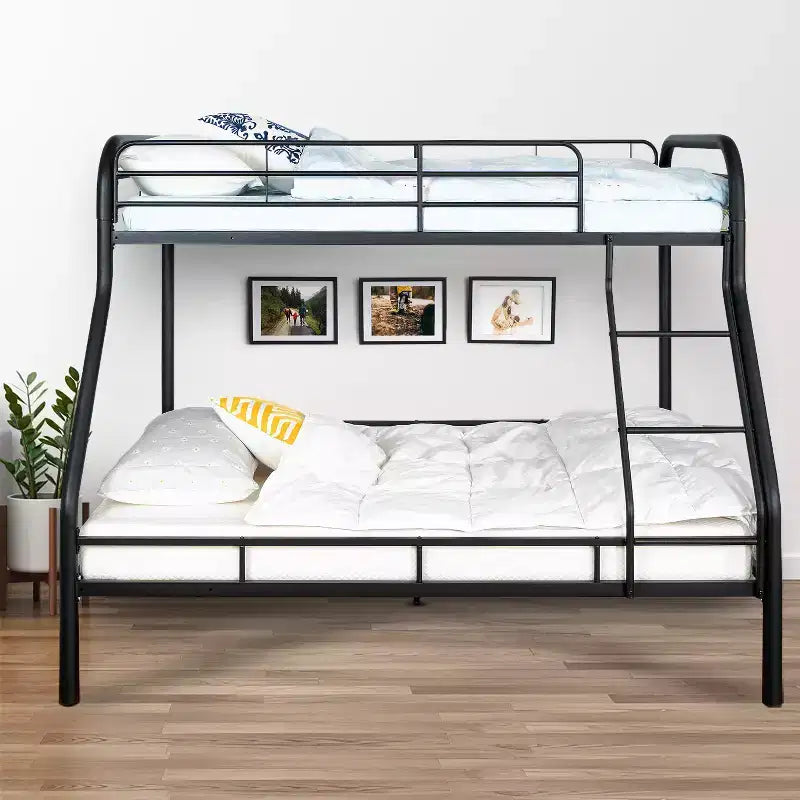 Vollmetall-Etagenbett mit niedrigem Sicherheitsdesign, Absturzsicherung, schräger Leiter und Stauraum unter dem Bett