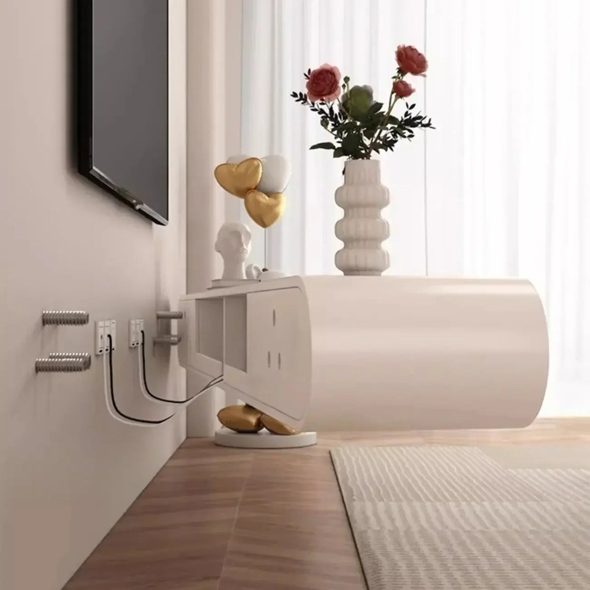 Weißes hängendes TV-Board aus Holz mit Stauraum für das Wohnzimmer