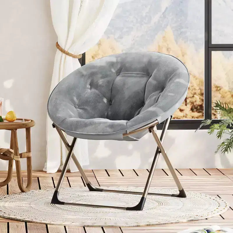 Untertassenstuhl, gemütlicher Loungesessel in Mondform mit Kunstfellbezug und klappbarem Metallgestell, Sitz mit Blumenmotiv