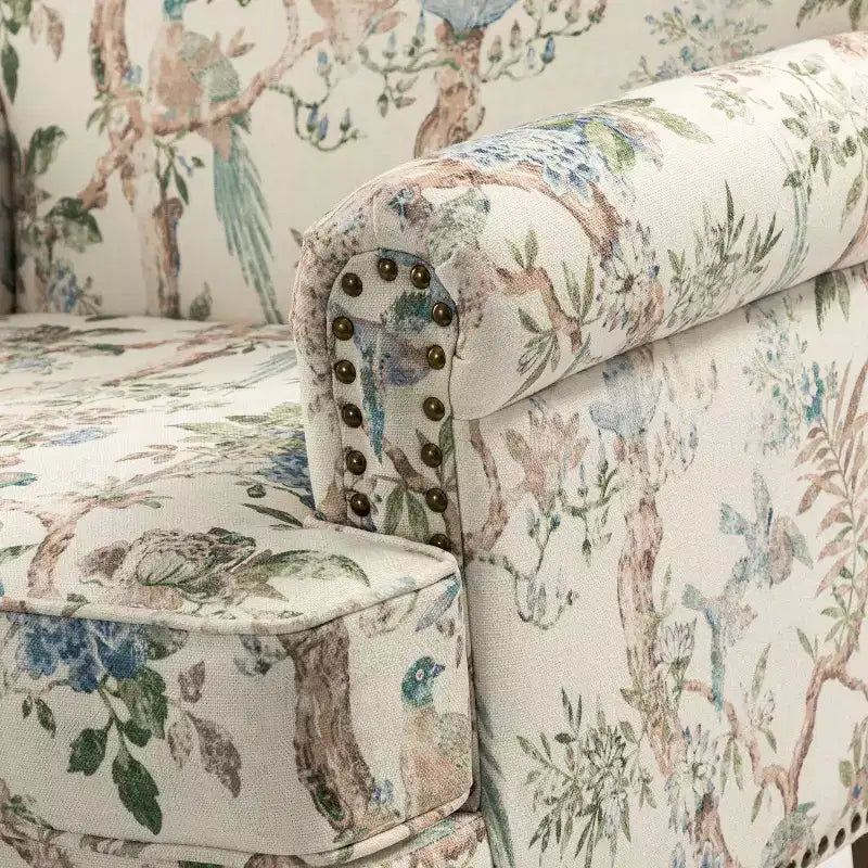 Gepolsterter Sessel aus Holz mit Blumenmuster, Paneel-Armlehnen und Kamelrückenlehne