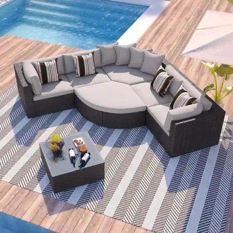 Modernes 7-teiliges Outdoor-Sofa-Set aus Korbgeflecht mit Couchtisch, Auflagen und gestreiften Kissen, geeignet für Terrasse, Garten und Veranda