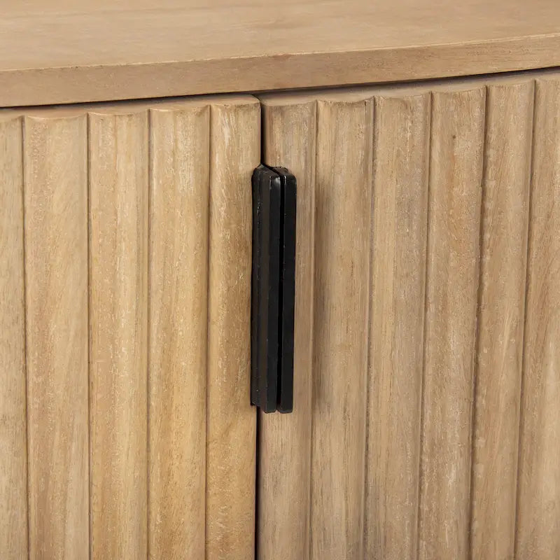 Hellbrauner Akzentschrank aus Massivholz