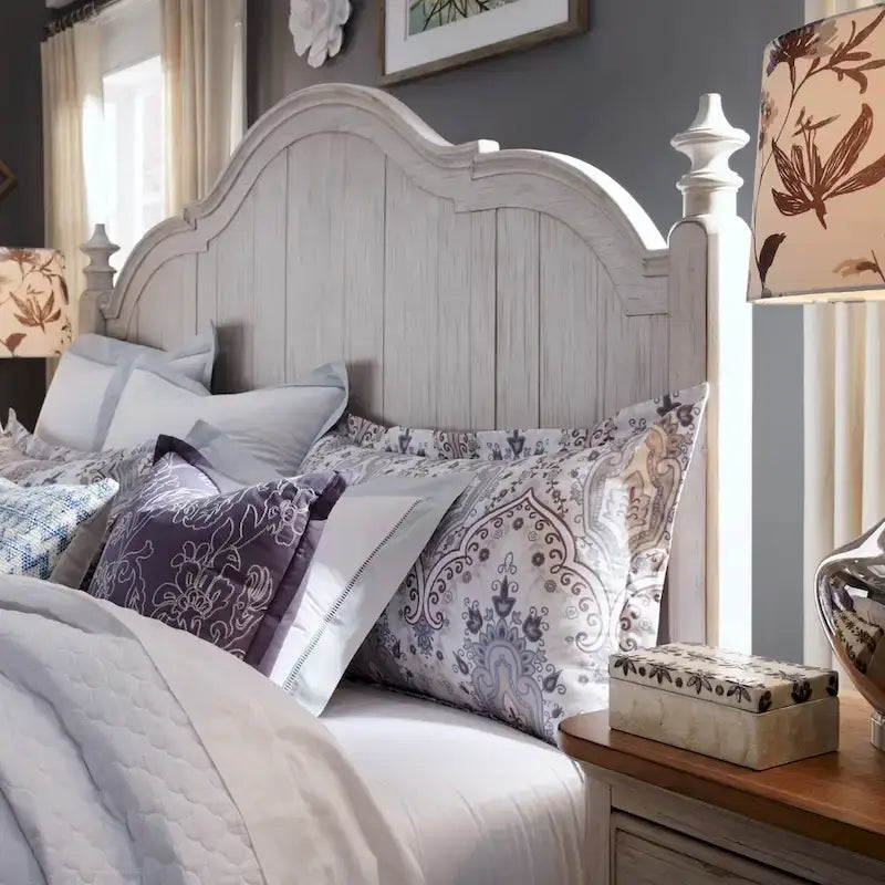 Farmhouse Cottage Queen-Posterbett – Antikweiß mit kastanienbraunen Abdeckplatten