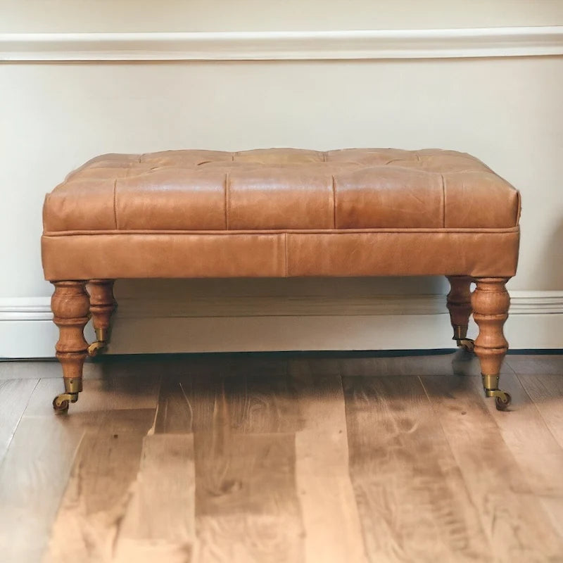 Artisan Furniture Ottomane aus massivem Holz und büffelfarbenem Leder mit Rollenbeinen