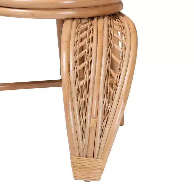 bali & pari Gresham Akzentsessel mit natürlichen Rattanblättern Weiß/Naturbraun: Handgefertigt, mit Schaumstoffpolsterung, keine Montage erforderlich